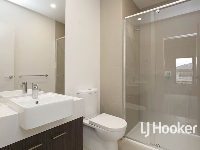 77 Waterhaven Boulevard, Point Cook VIC 3030