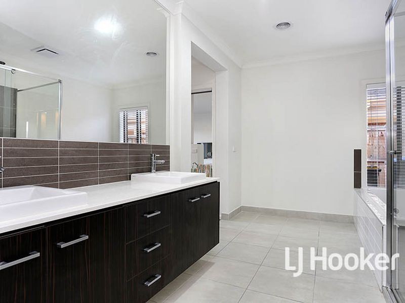 14 Whitecaps Avenue, Point Cook VIC 3030