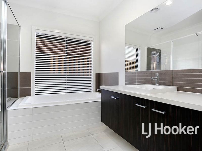 14 Whitecaps Avenue, Point Cook VIC 3030