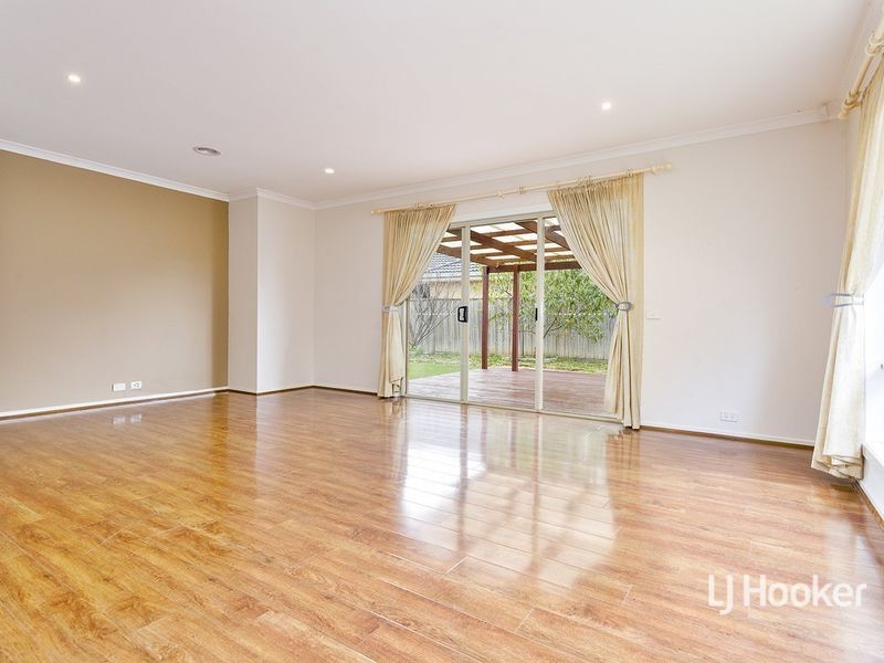 8 Tarcoola Crescent, Sanctuary Lakes VIC 3030