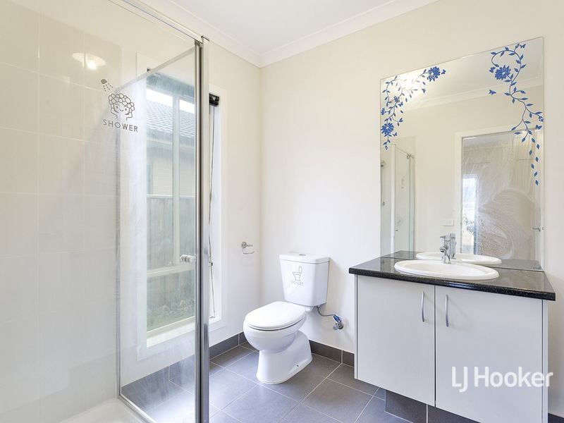 8 Tarcoola Crescent, Sanctuary Lakes VIC 3030