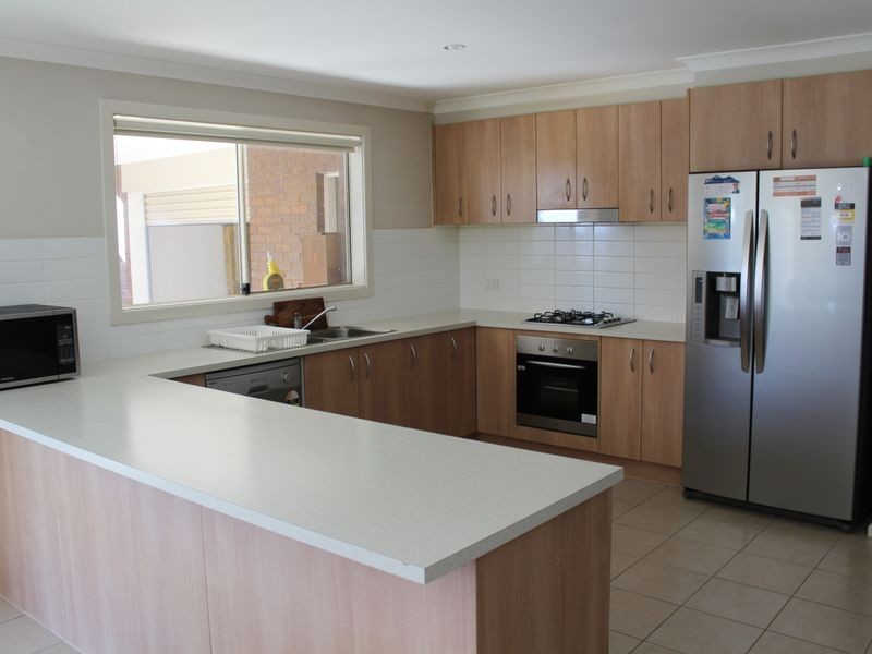16 Whitecaps Avenue, Point Cook VIC 3030