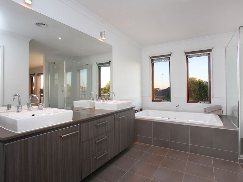 27 Grandpark Circuit, Point Cook VIC 3030