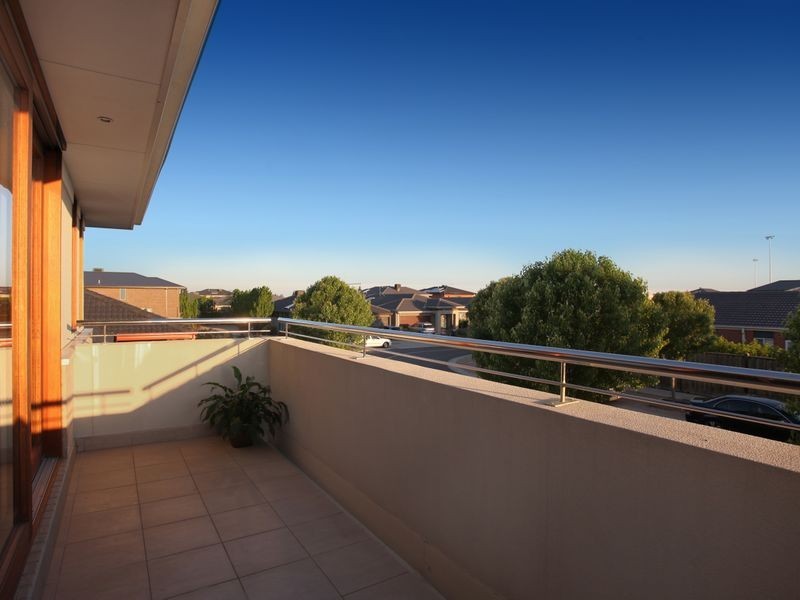 27 Grandpark Circuit, Point Cook VIC 3030