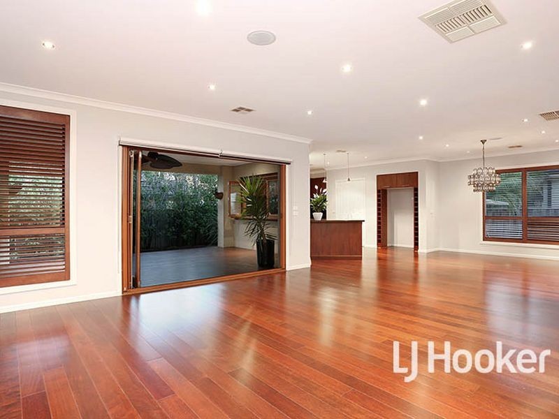 23 Monterey Bay Drive, Sanctuary Lakes VIC 3030