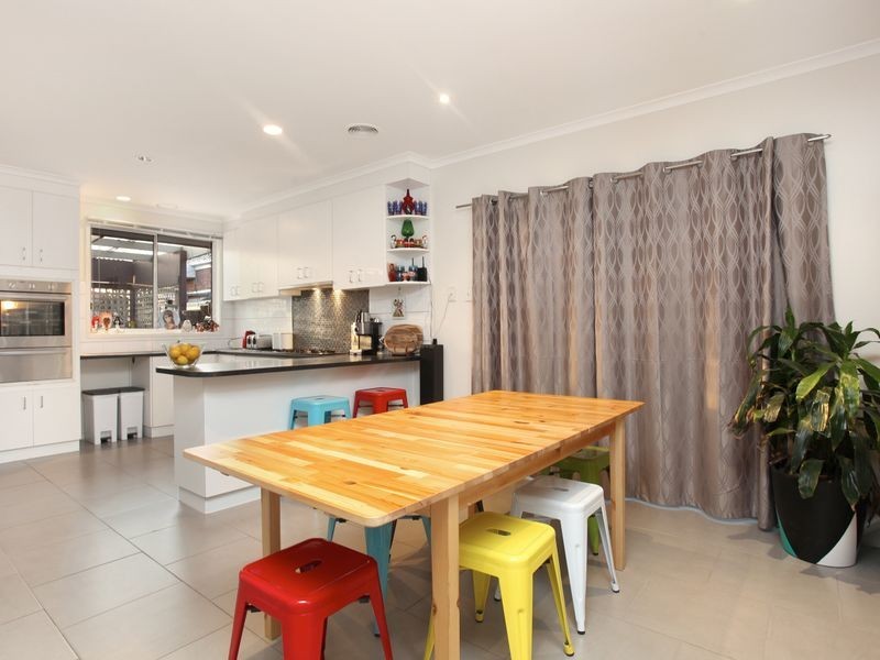 33 Oakdene Grove, Altona Meadows VIC 3028