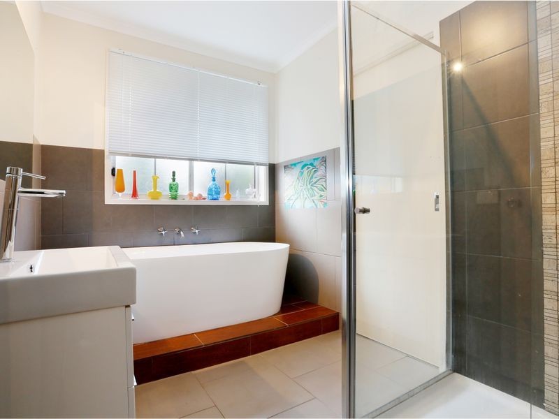 33 Oakdene Grove, Altona Meadows VIC 3028