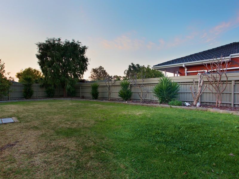 33 Oakdene Grove, Altona Meadows VIC 3028