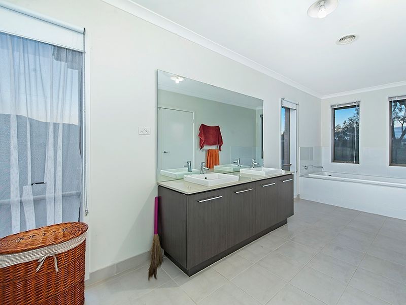 15 McLachlan Drive, Williams Landing VIC 3027