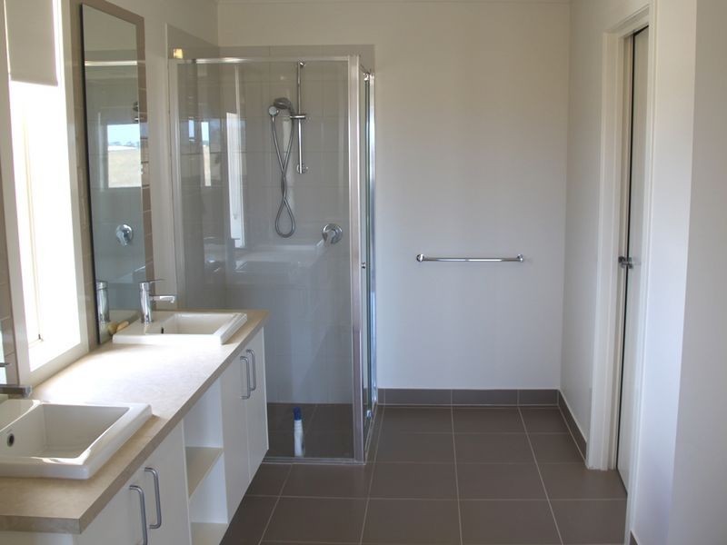 155 Beachview Parade, Sanctuary Lakes VIC 3030