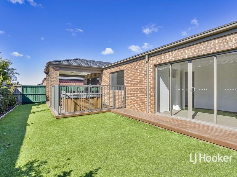 17 McWilliams Crescent, Point Cook VIC 3030