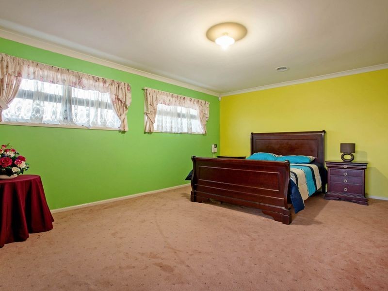 19 May Gibbs Circle, Point Cook VIC 3030