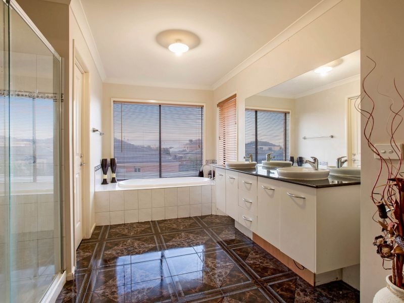 19 May Gibbs Circle, Point Cook VIC 3030