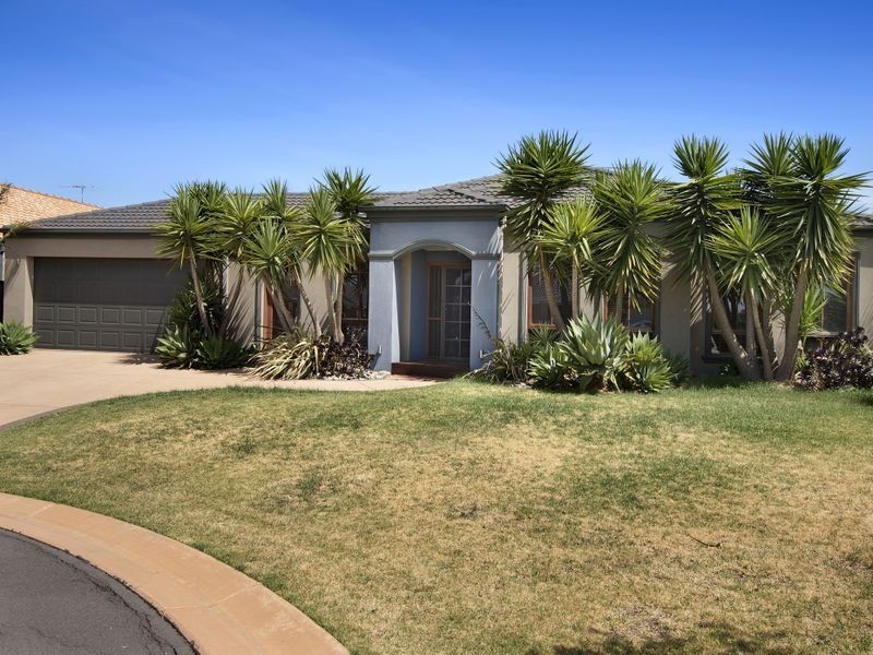 8 CJ Dennis Place, Point Cook VIC 3030