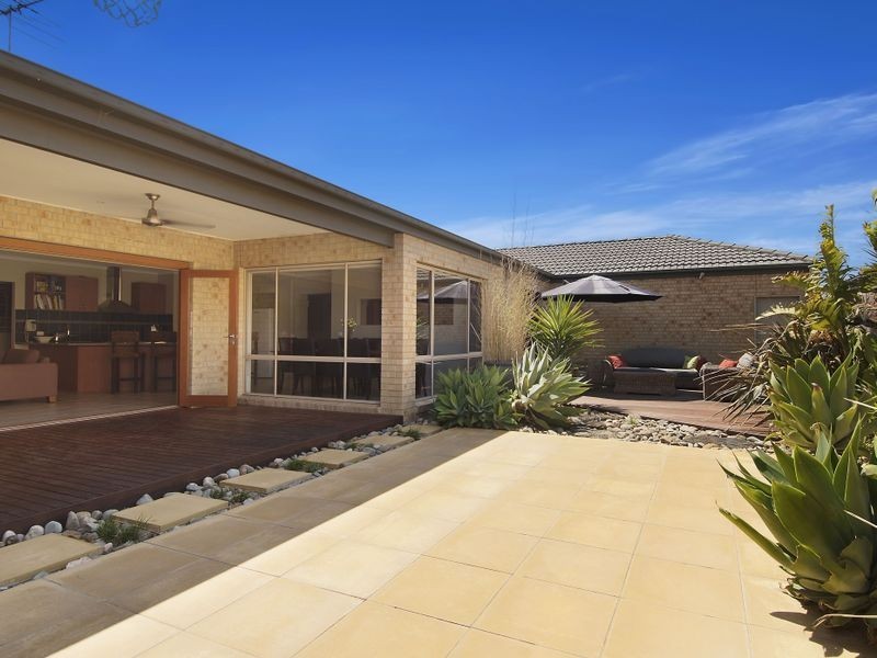 8 CJ Dennis Place, Point Cook VIC 3030