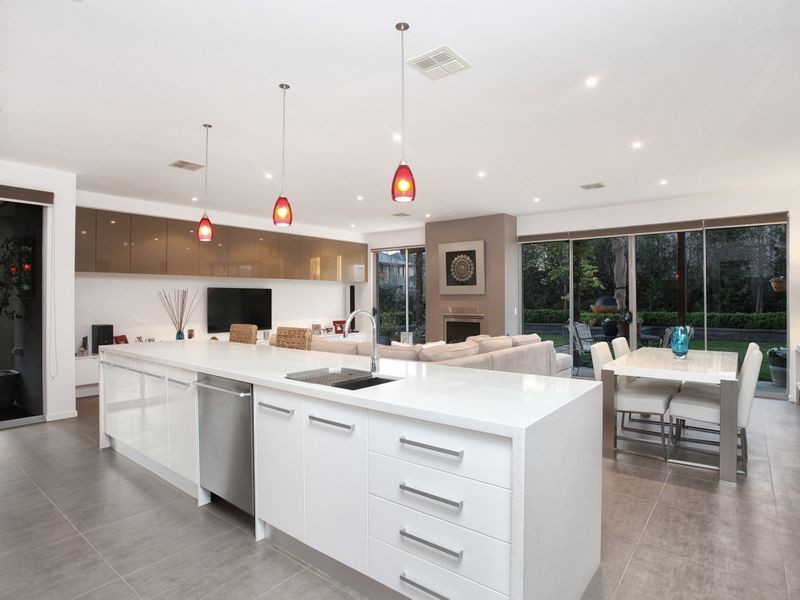 22 North Shore Drive, Sanctuary Lakes VIC 3030