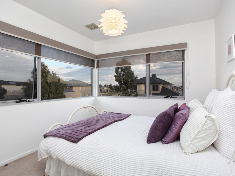 22 North Shore Drive, Sanctuary Lakes VIC 3030