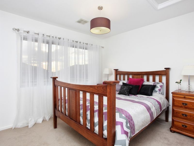 22 North Shore Drive, Sanctuary Lakes VIC 3030