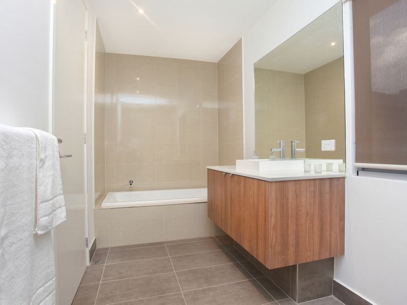 22 North Shore Drive, Sanctuary Lakes VIC 3030