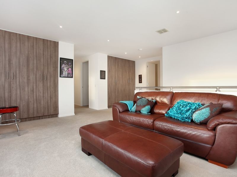 22 North Shore Drive, Sanctuary Lakes VIC 3030