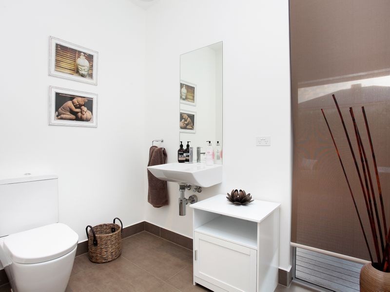 22 North Shore Drive, Sanctuary Lakes VIC 3030