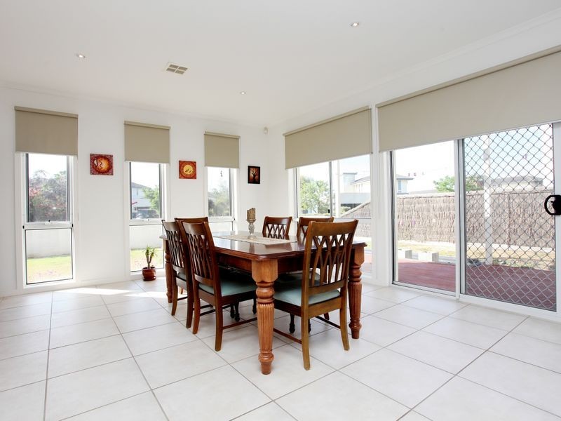 12 Signature Boulevard, Sanctuary Lakes VIC 3030