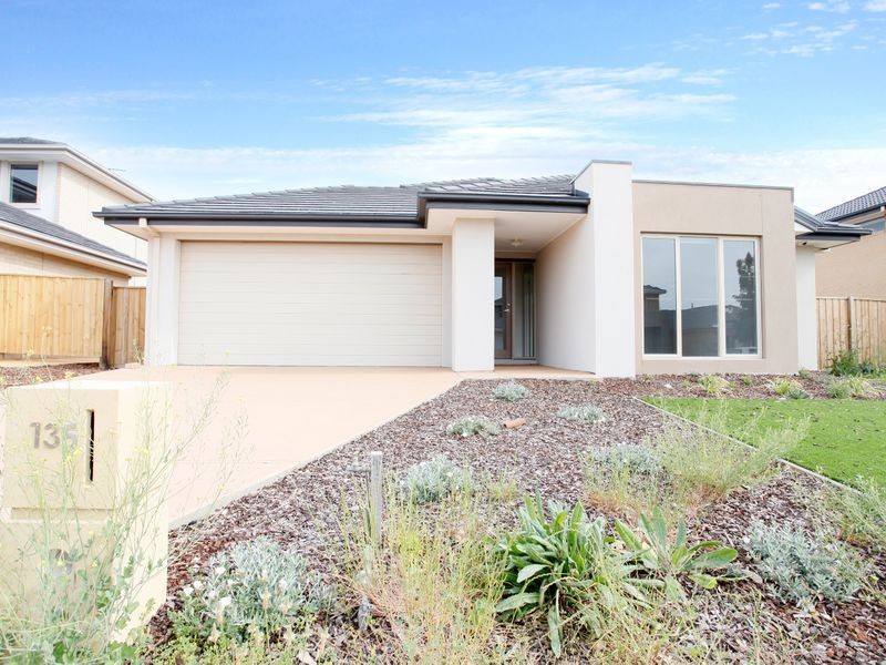 135 Beachview Parade, Sanctuary Lakes VIC 3030