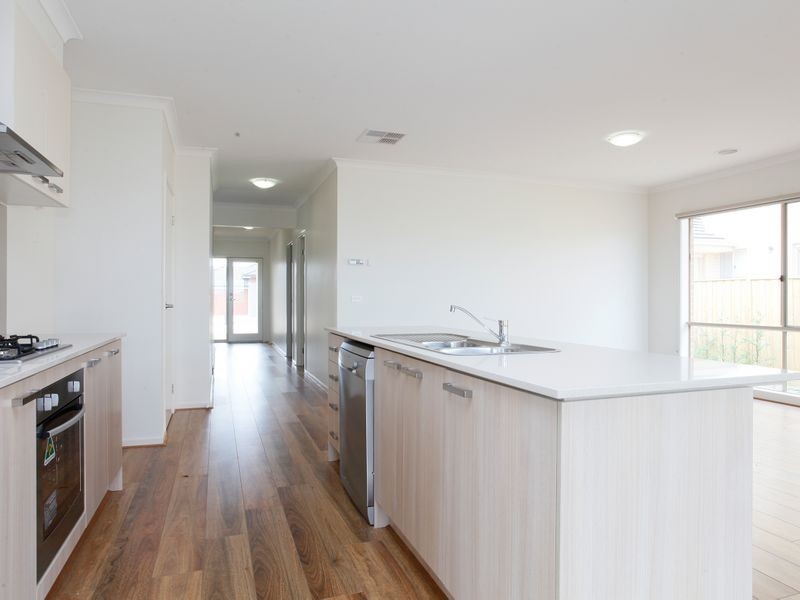 135 Beachview Parade, Sanctuary Lakes VIC 3030