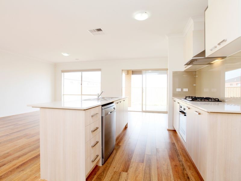 135 Beachview Parade, Sanctuary Lakes VIC 3030