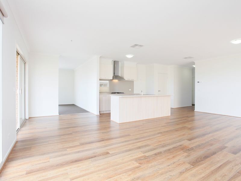 135 Beachview Parade, Sanctuary Lakes VIC 3030