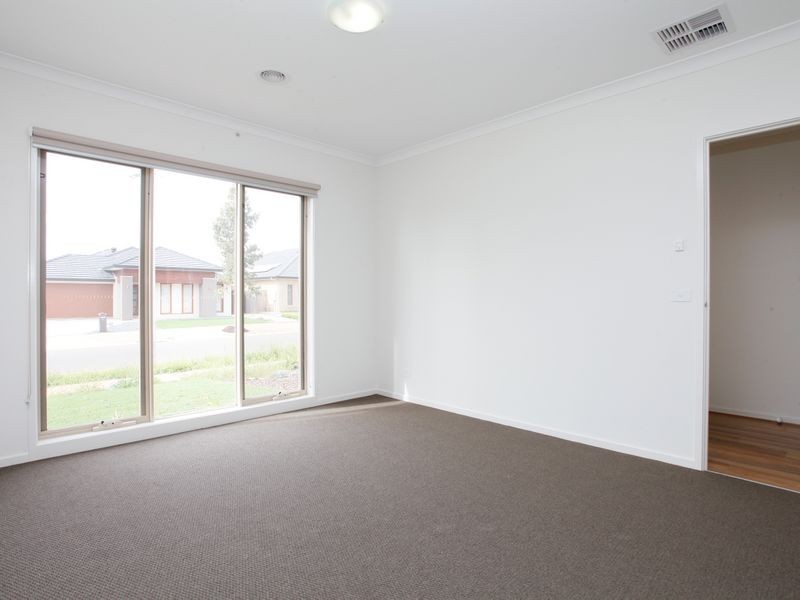 135 Beachview Parade, Sanctuary Lakes VIC 3030