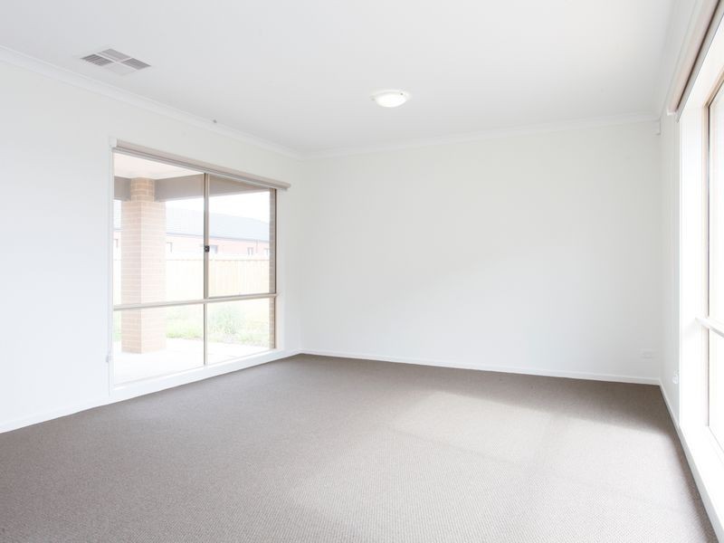135 Beachview Parade, Sanctuary Lakes VIC 3030