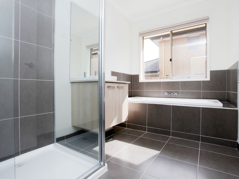 135 Beachview Parade, Sanctuary Lakes VIC 3030