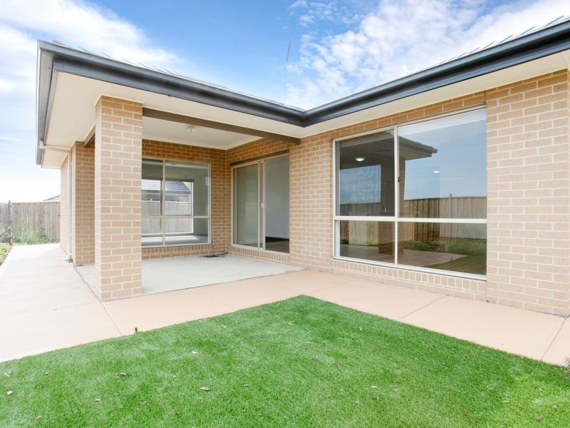 135 Beachview Parade, Sanctuary Lakes VIC 3030