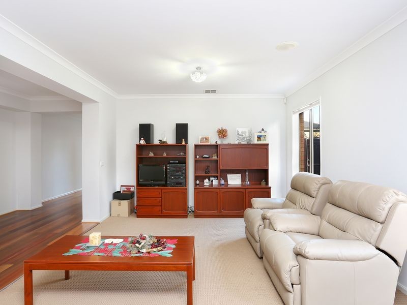 10 Bloomingdale Court, Sanctuary Lakes VIC 3030