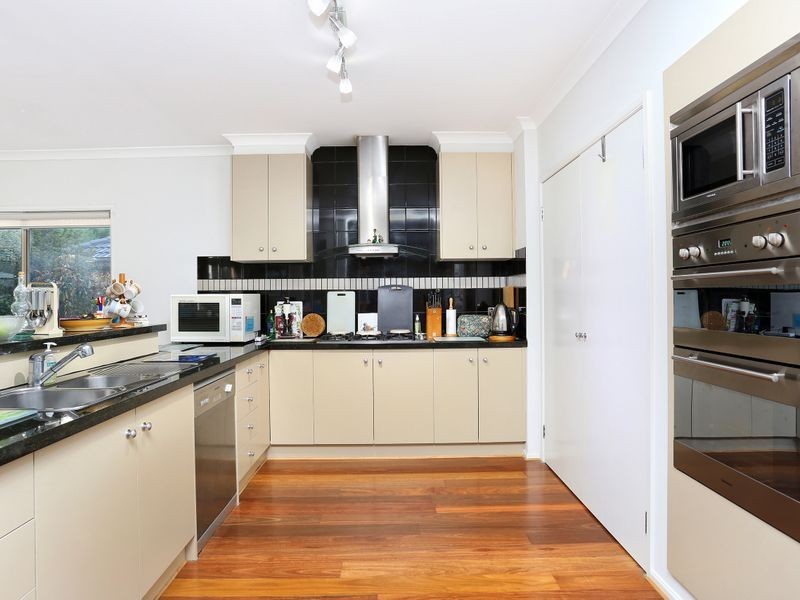 10 Bloomingdale Court, Sanctuary Lakes VIC 3030