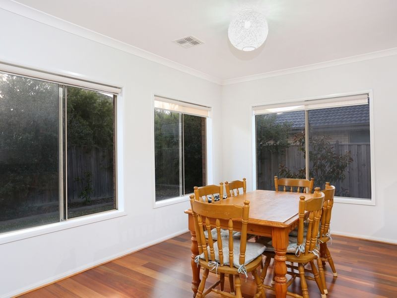 10 Bloomingdale Court, Sanctuary Lakes VIC 3030