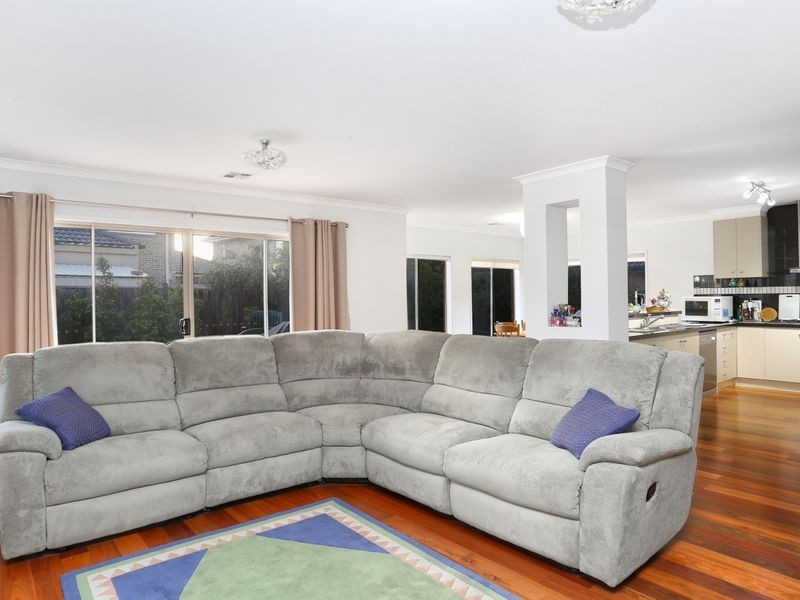 10 Bloomingdale Court, Sanctuary Lakes VIC 3030