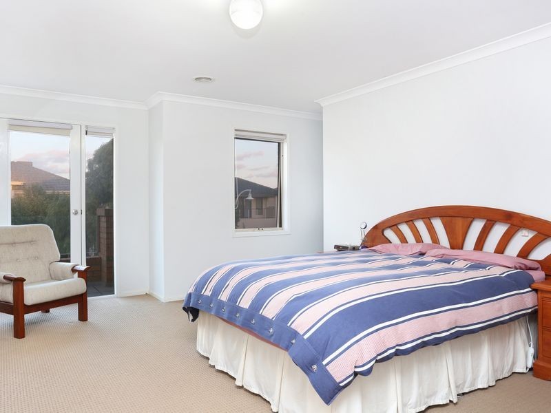 10 Bloomingdale Court, Sanctuary Lakes VIC 3030