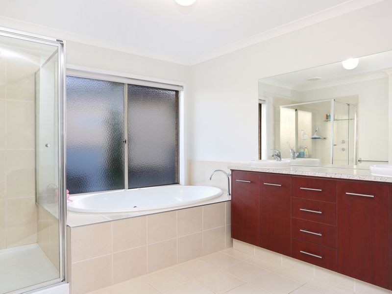 10 Bloomingdale Court, Sanctuary Lakes VIC 3030