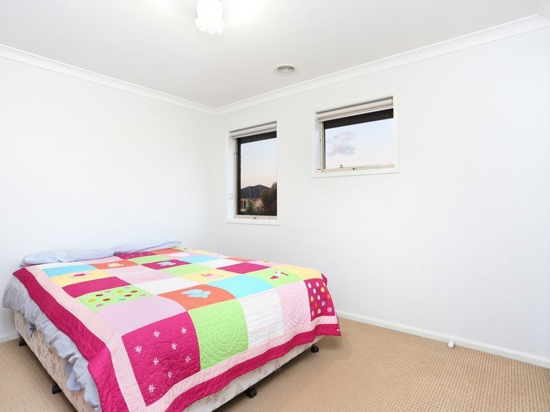 10 Bloomingdale Court, Sanctuary Lakes VIC 3030