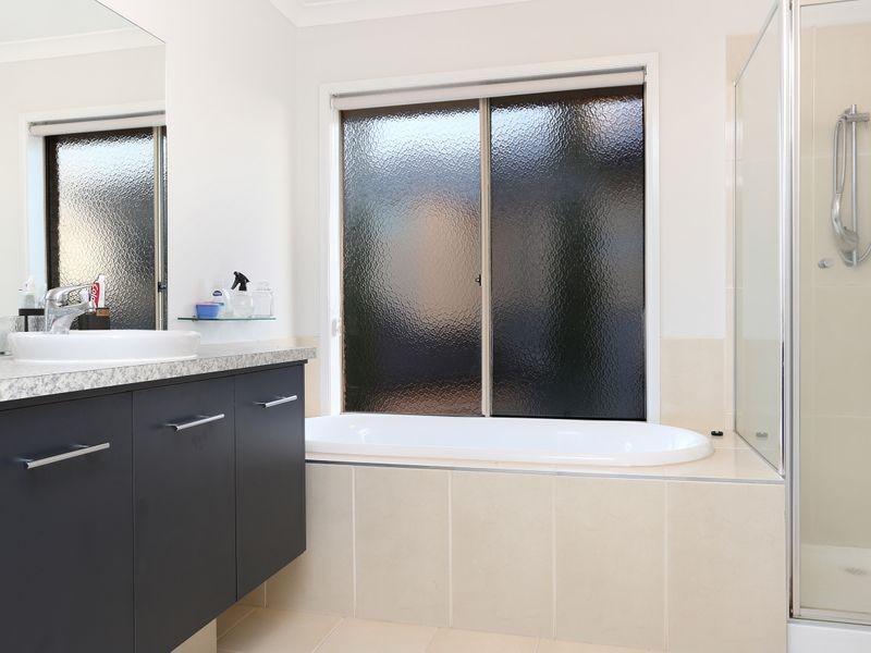 10 Bloomingdale Court, Sanctuary Lakes VIC 3030