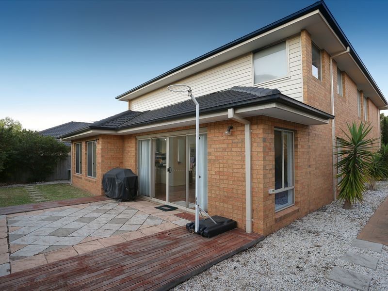 10 Bloomingdale Court, Sanctuary Lakes VIC 3030