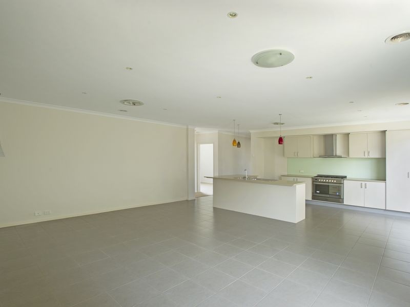 12 North Shore Drive, Sanctuary Lakes VIC 3030