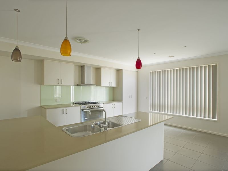 12 North Shore Drive, Sanctuary Lakes VIC 3030