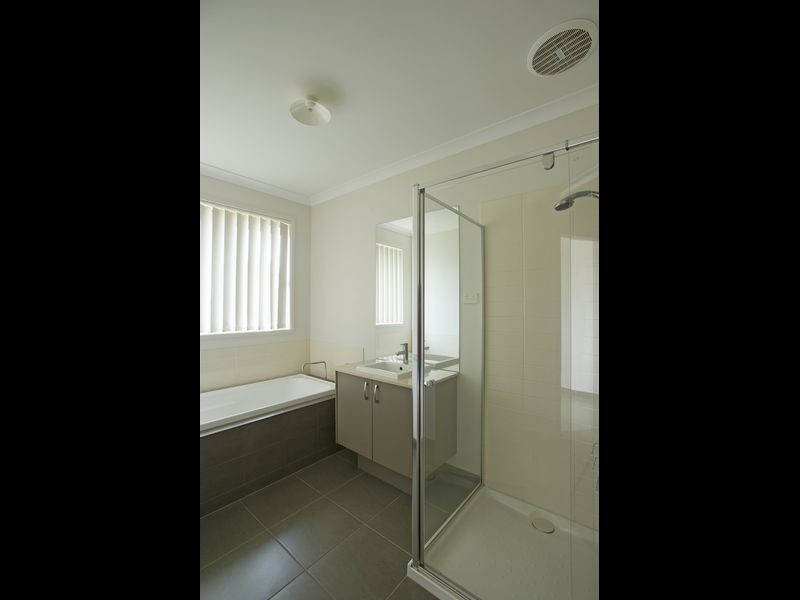 12 North Shore Drive, Sanctuary Lakes VIC 3030