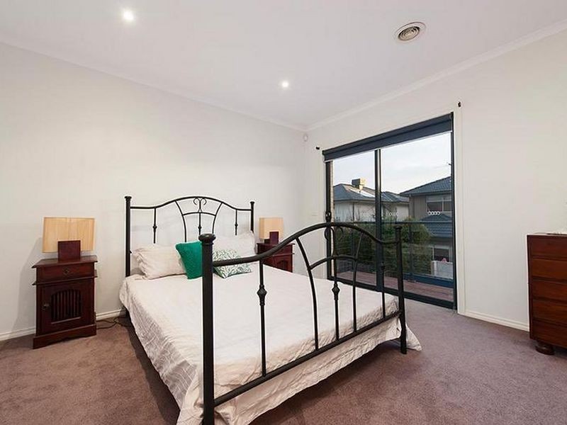 39 Riverglades Drive, Sanctuary Lakes VIC 3030