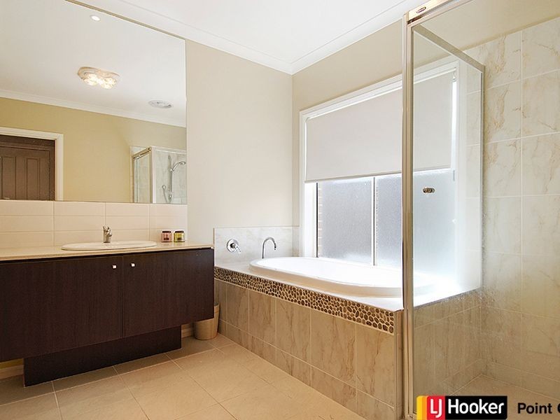 21 Beaurepaire Drive, Point Cook VIC 3030