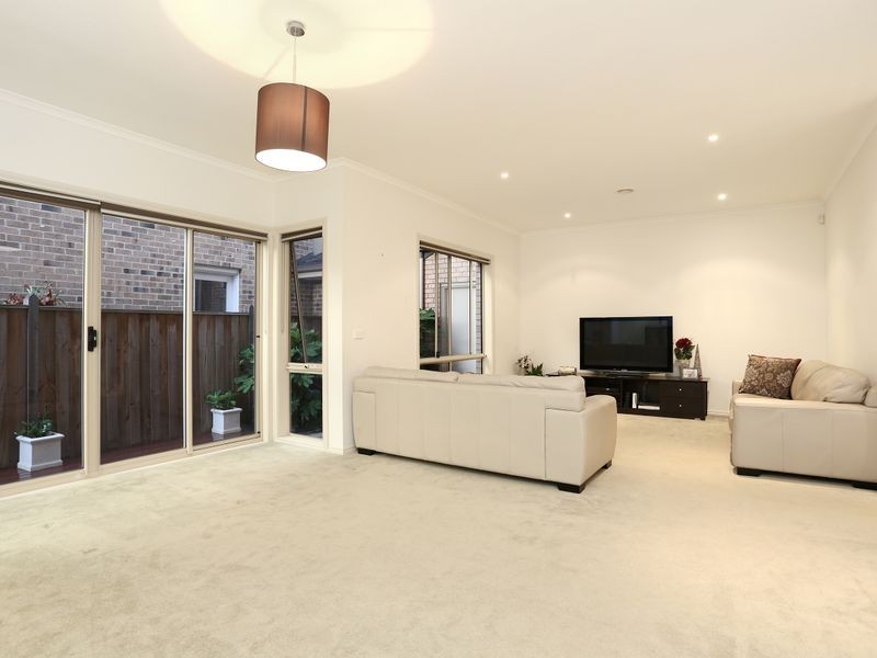 8 The Esplanade, Sanctuary Lakes VIC 3030