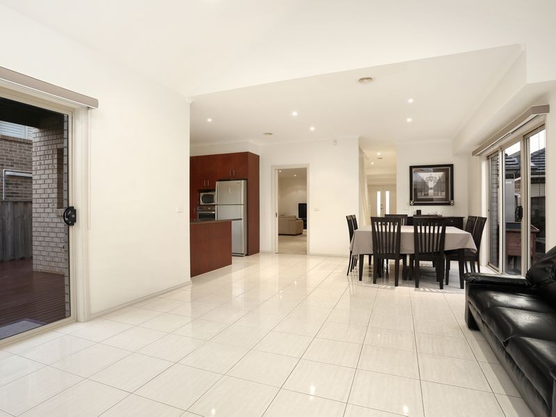 8 The Esplanade, Sanctuary Lakes VIC 3030